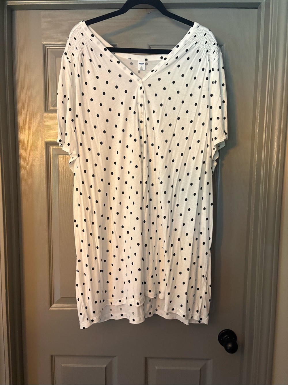 Old Navy White Short-Sleeve V-Neck Top with Black Polka Dots